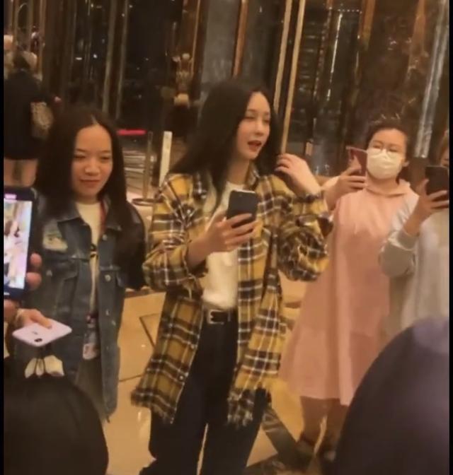 沈梦辰|沈梦辰被粉丝跟拍，一句“王一博就在那”成功解围，事后还捂嘴笑