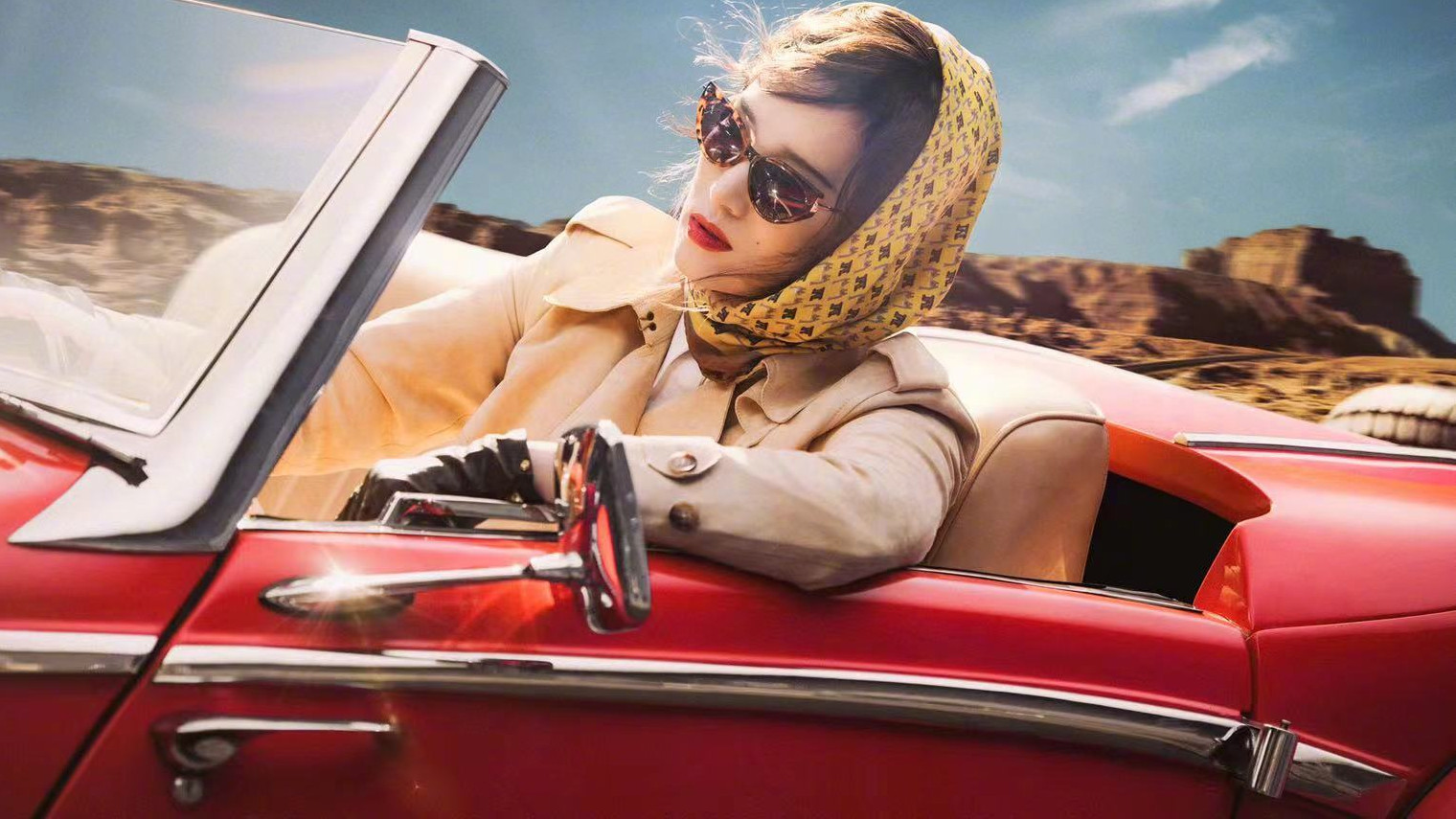 巩俐|巩皇真霸气！巩俐性感时尚大片曝光，金属色开叉裙秀腿，状态绝了