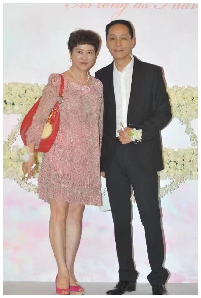 穿衣搭配 冯远征夫妇罕见合体，粉红搭配太土气，发型严厉又显老