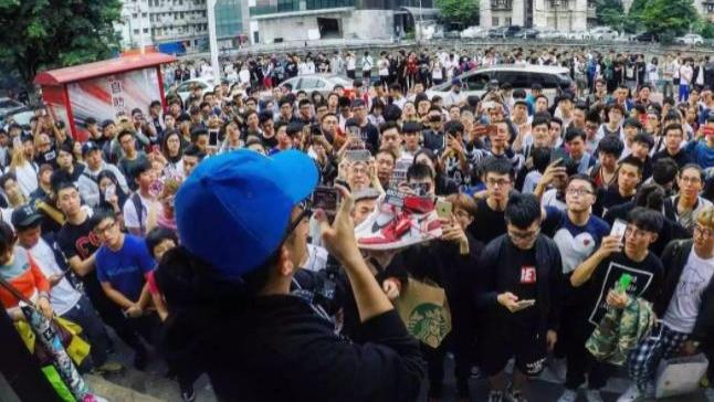 运动鞋 耐克门店冷落！有骨气国货“空气鞋”爆红，千元档次只卖99，网友：真香