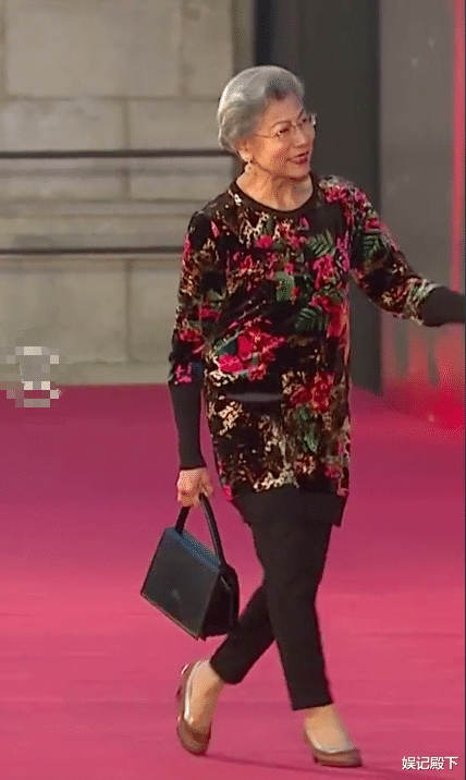 鬼后罗兰88岁高龄走红毯，穿着舒服打扮大气，自然老去就是好！