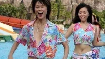 李宇春|李宇春想删却删不了的旧照，只怪当时太年轻，网友：承包我一年笑点