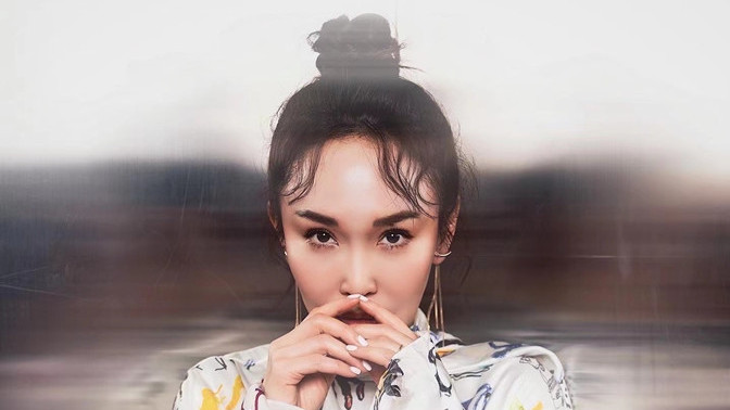 陈妍希 范文芳初七上班讨彩头！电梯内穿花裙打扮隆重，换新发型回少女时代