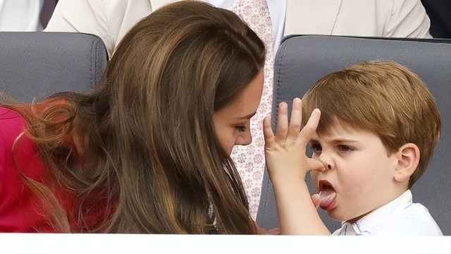 小王子|隔辈亲：4岁路易冲妈妈凯特调皮扮鬼脸，被爷爷查尔斯抱住后变乖