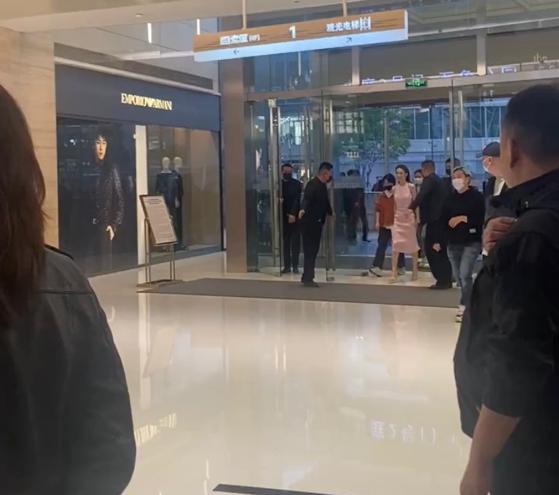 金晨|成都：金晨穿短裙参加活动，连外套都没穿上，“看着她我好冷”