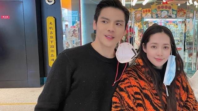 郭碧婷|向佐天津拍戏妻女紧随！郭碧婷双手捧肚孕态十足，体型比路人还宽