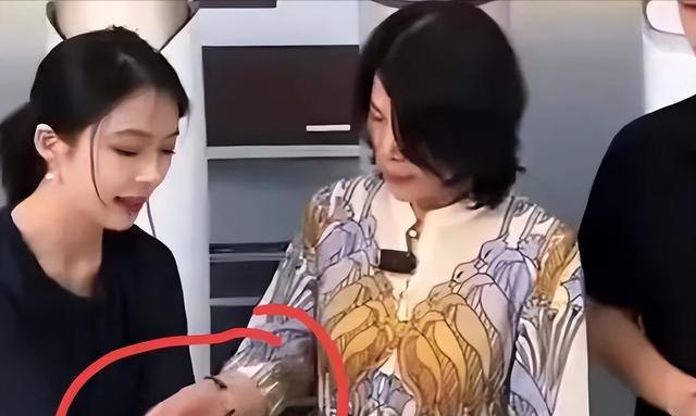 Google|董明珠直播发怒,摘下耳麦扔给女主播,不发一语扭头就走