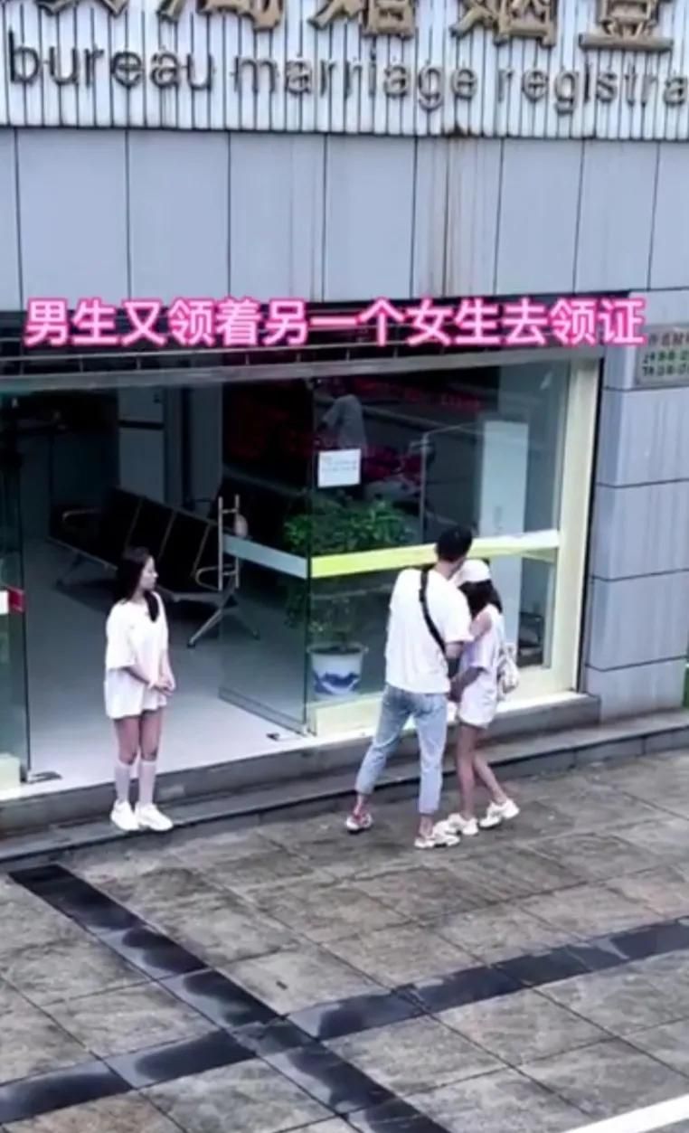 夫妻刚离完婚，丈夫立马和前妻的闺蜜领结婚证，前妻得知后崩溃大哭！