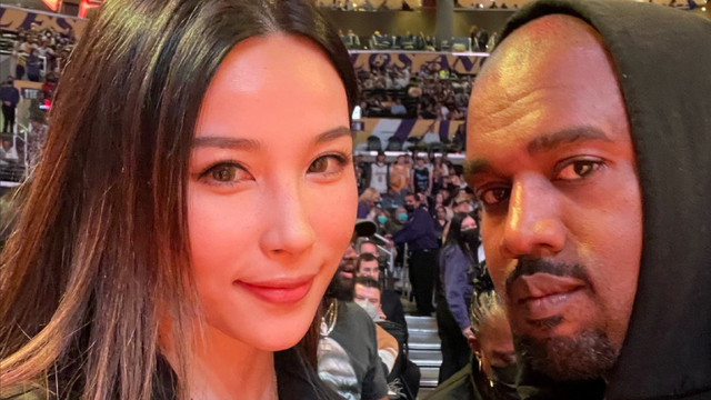 上海男篮|华裔美女球迷偶遇侃爷，粉色背心抢镜，韵味十足，大长腿抢镜