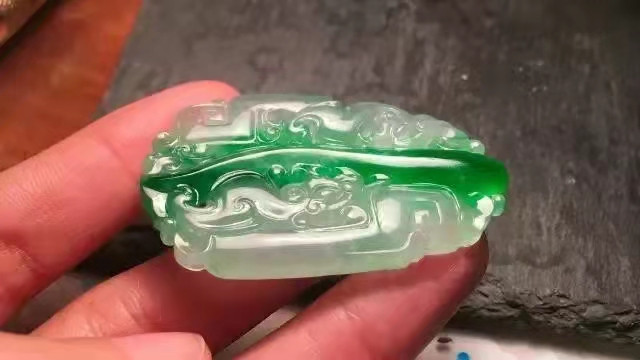 翡翠|老玩家都不敢玩的黑色乌沙原石，他却花高价一玩，切开后居然会这样！