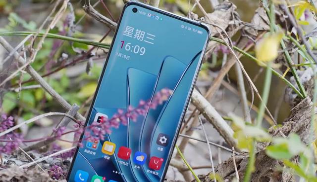 一加科技|一加機皇不再高傲，2K屏+哈蘇認證+無線充電，跌至3999元開始變香