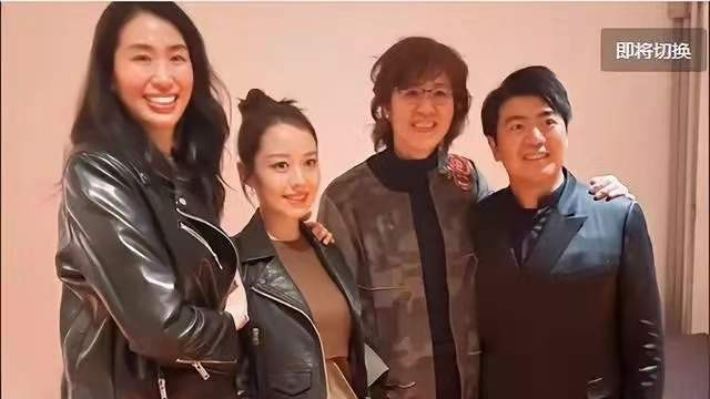 郎平|61岁郎平与女儿罕见同框！31岁女儿显成熟，放弃排球在华尔街打拼