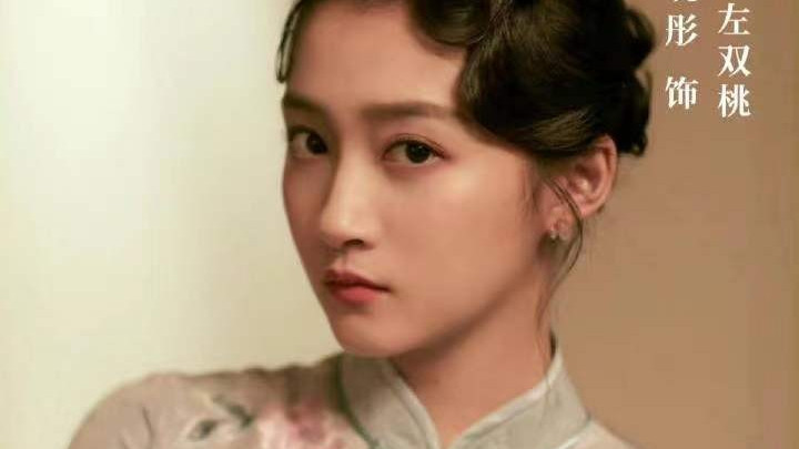 关晓彤|关晓彤花絮照氛围感好绝，新剧饰演民国女特工，堪称行走的衣架子