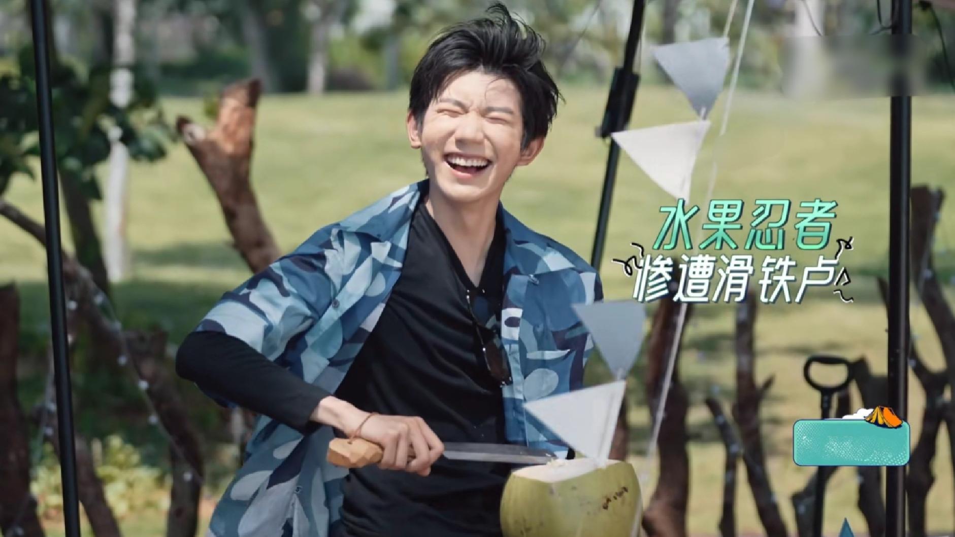 王源|王源综艺自信伪装工作人员，一秒被识破，自爆爱听鬼故事催眠