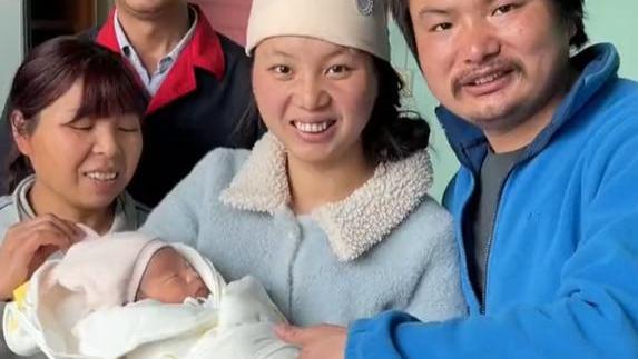 黄牛|牛爱芳夫妇又翻车？用黄牛耕地，意外暴露小腿纹身，网友：社会人