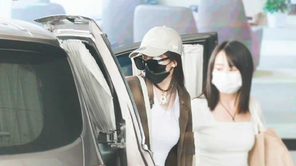 杨幂|杨幂受伤已出院，眼部包着纱布膝盖伤况严重，瘦了好大一整圈