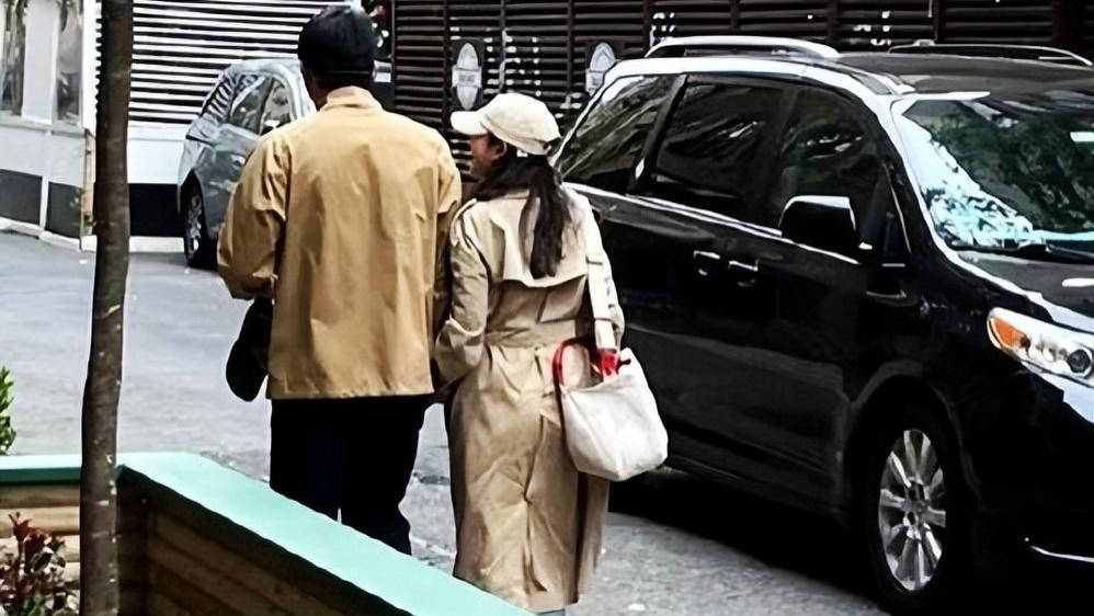 孙艺珍|牵手夫妻！玄彬孙艺珍蜜月合体照再曝光，男神对镜头一脸痴汉笑