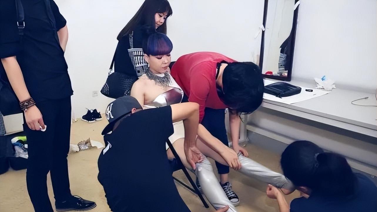 秦岚|助理跪地捧话筒，出门保镖护身，拍戏住五星级酒店，这样的明星大家还在心疼？