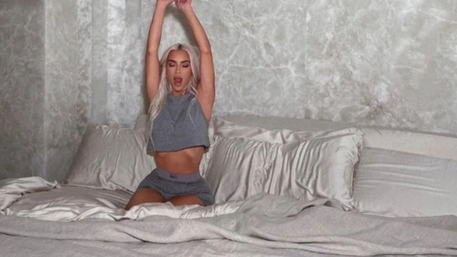 金·卡戴珊|41岁卡戴珊晒最新靓照！身穿睡衣高露小蛮腰，紧致身姿十分夺目