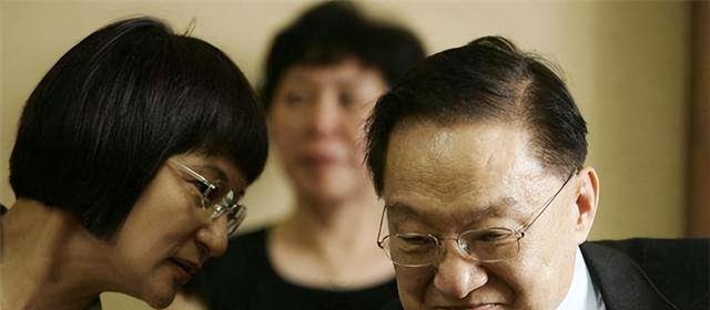 朱玫:23年的婚姻败给23岁小三,儿子自杀后,狠心让小三终生不育