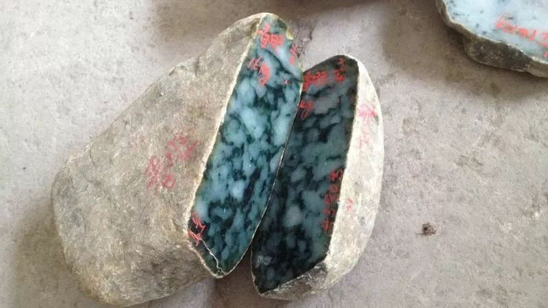 翡翠|闺蜜自信花3200拿下块料子，却不曾想被一片癣“狠狠打脸”，最后却喜笑颜开