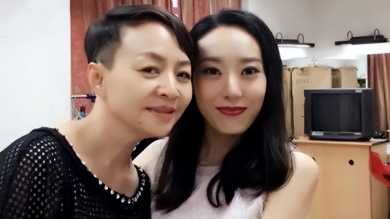 吴美珩|宋丹丹儿媳王博谷：嫁给小7岁的巴图，38岁生二胎，被婆婆宠成宝