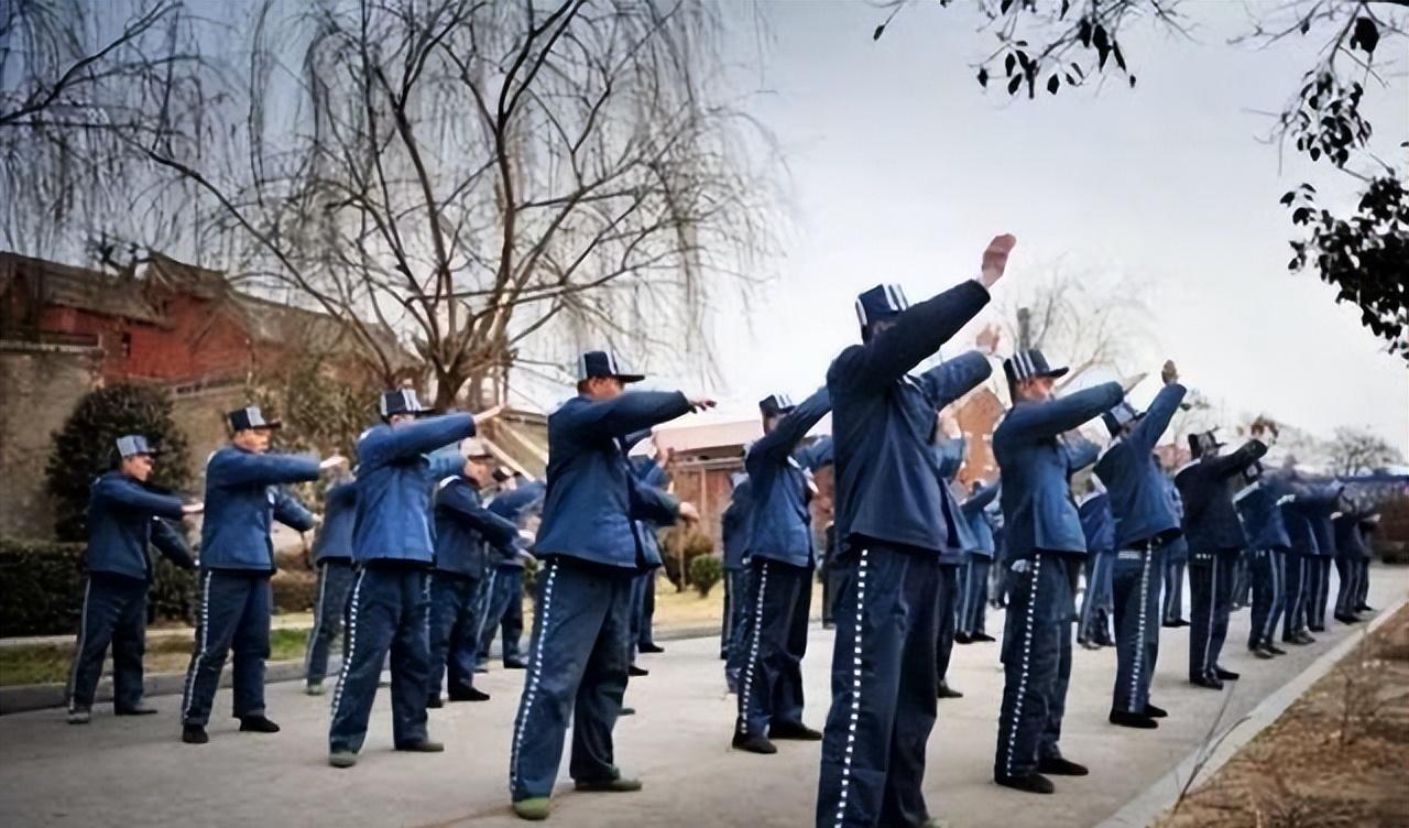 狱警核对入狱名单时, 发现小伙13年内入狱6次, 调查后泪目了