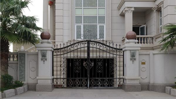 什么造型的别墅铁艺大门才会符合现代家居设计风格呢？