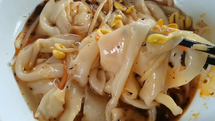 |想吃凉皮不用买，教你做正宗陕西凉皮，不揉面不洗面，顺滑又筋道，越吃越上瘾，学会收藏