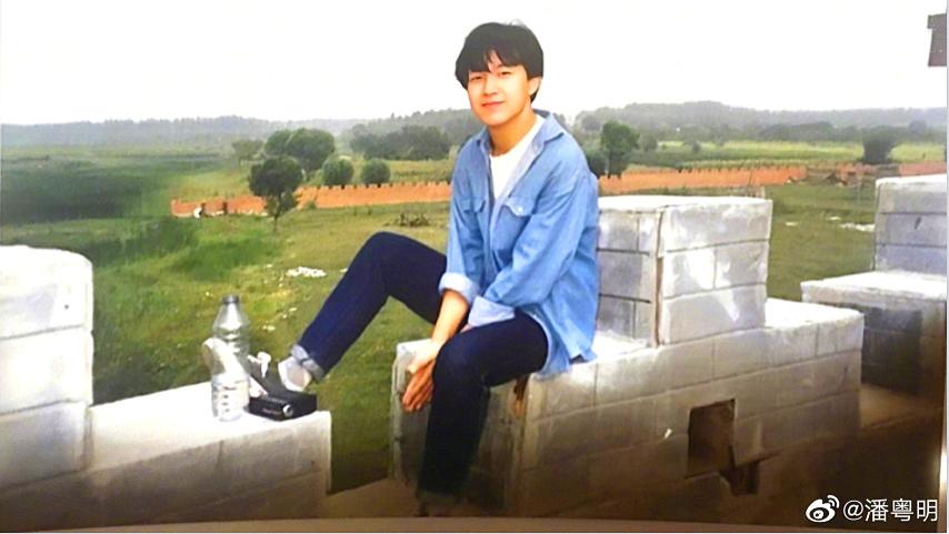 潘粤明|潘粤明晒了一张年轻时的旧照，网友：你什么时候再“柴”回去呀？