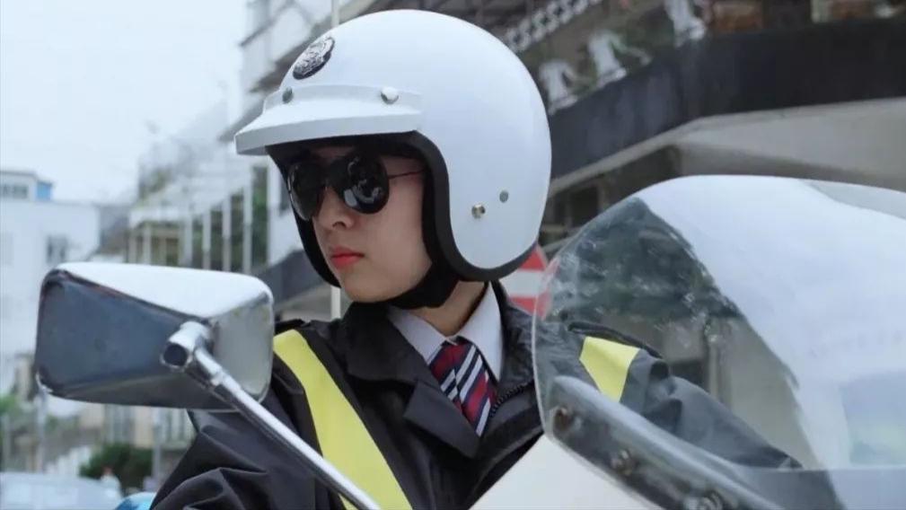逃学威龙2|《逃学威龙2》的最美女交警，就是94《射雕英雄传》的瑛姑