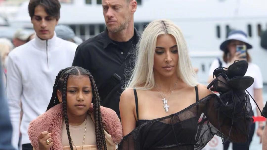 卡戴珊|卡戴珊参加姐姐婚礼，大女儿西北终于穿得不像拖把了