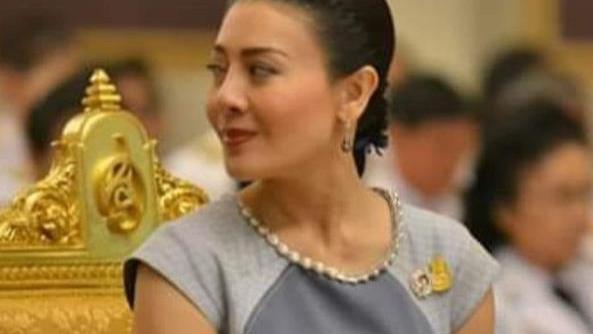 电影|泰王携手全家亮相，51岁西拉米被落下，提帮功全程一脸不开心