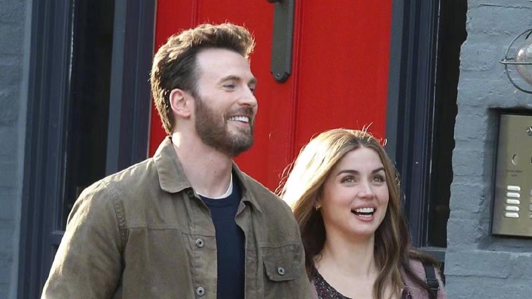 |美队安娜同框！美队络腮胡造型像蝙蝠侠，安娜笑容甜美秀长腿