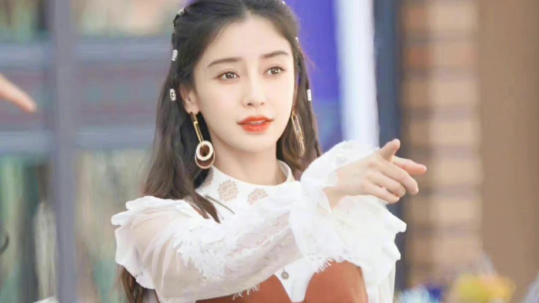 |33岁Angelababy西域公主即视感！红唇妩媚好风情，蚂蚁腰实力抢镜