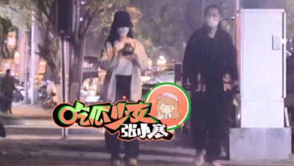 杨紫|张小寒曝杨紫横店散步照，圆鼓鼓小腹成焦点，跟友人聊天间隔半米