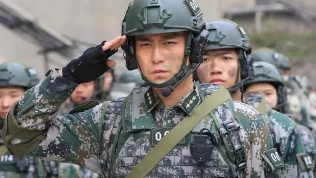 李飞|戏骨李飞街头帮妈妈卖鱼！打扮朴素亲自帮打包，却被嘲讽无戏可拍