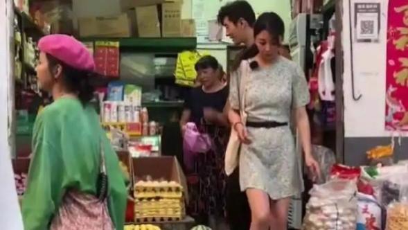 黄晓明|黄晓明跟殷桃在逛街被拍！女方穿着清凉露美腿