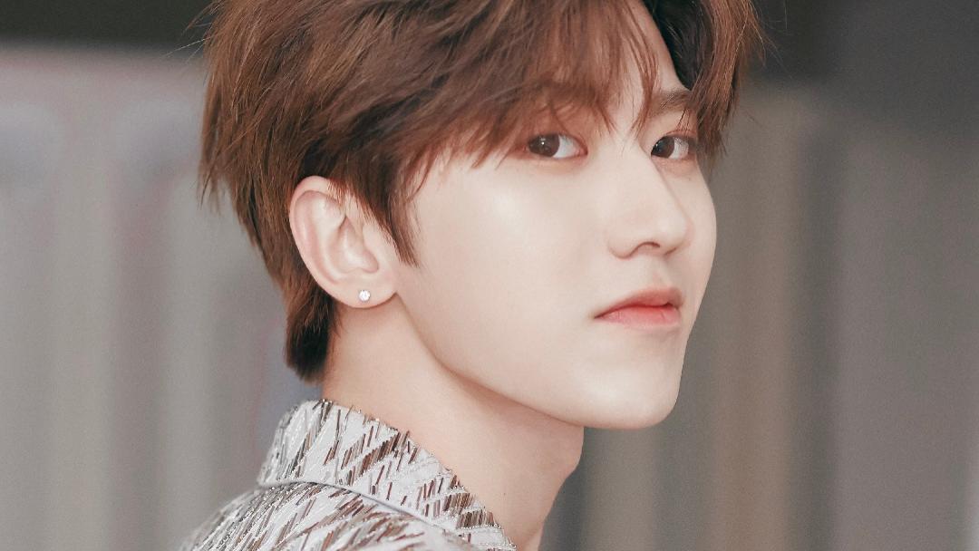 蔡徐坤|蔡徐坤再上热搜! 破洞裤里带打底，温州男孩一路逆袭，成顶流导师