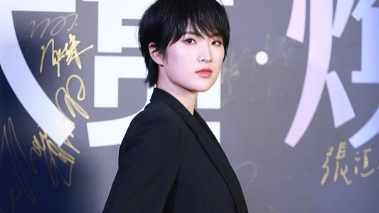 西装 终于知道姚安娜为什么总穿西装，又有气势又显瘦，短发穿更好看