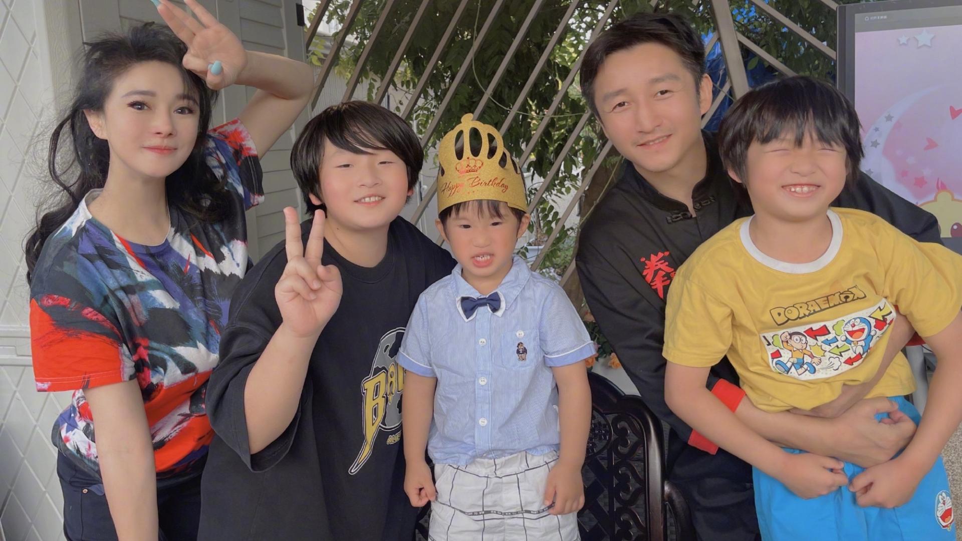 |邹市明一家为小儿子庆生，仨儿子同框如复制粘贴，娇妻自拍似整容