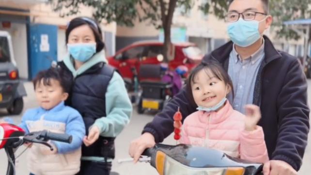 |田静晒全家春游照，舅舅负责烧烤，郭威铺床单，悦悦吃成了大花猫