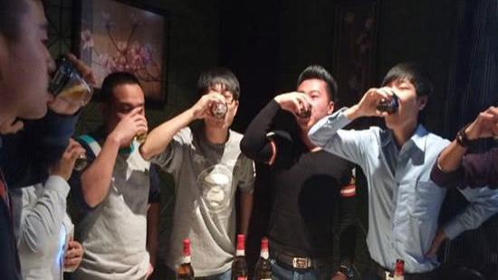 中学|老板组织旅游，吃饭时让我喝酒，我只喝了一口，次日看到同事的文章，难受