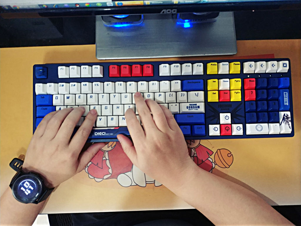 黑鲨5|帅气，好用：ikbc高达自由无线2.4Gcherry红轴