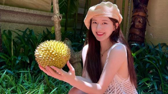 赵露思|赵露思酒店聚餐真敢穿，巴掌大裹胸身材凹凸有致，腹肌马甲线清晰可见