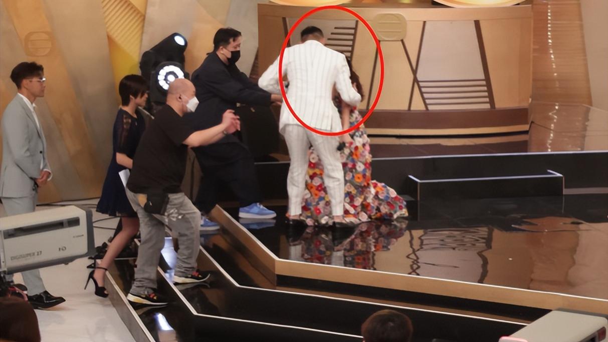 TVB|TVB节目巡礼红毯：郭晋安状态欠佳，唐诗咏摔倒被陈山聪搀扶！