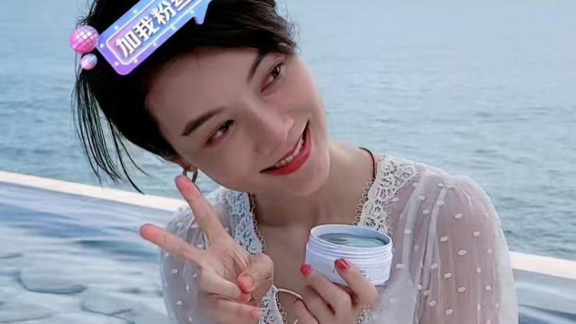 车晓|车晓在海边直播卖货，专人帮忙打伞引热议，网友：别人不累吗？