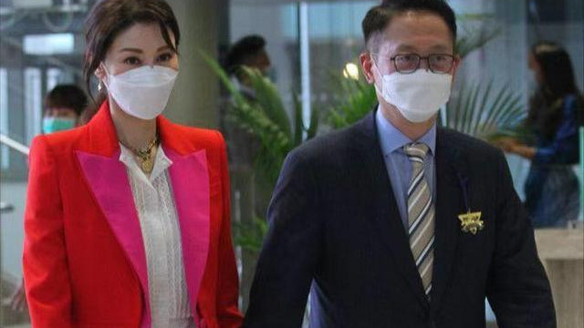 李嘉欣|李嘉欣也发福了！穿鲨鱼裤暴露大象腿，被豪门老公牵手太乖巧