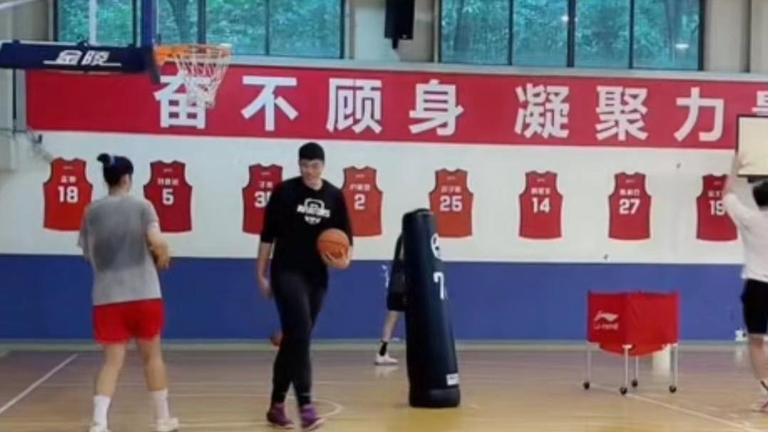 李月汝|李月汝全力冲刺WNBA！超新星男友陪同训练，准公公准婆婆专业指导