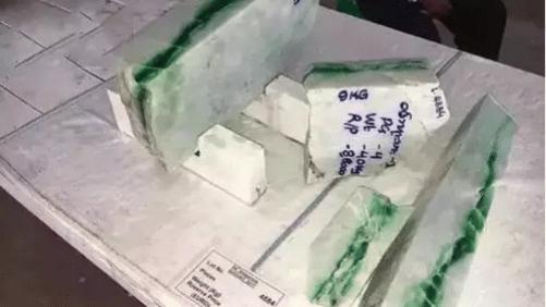 翡翠|切出一线天的翡翠原石，竞价暴涨182倍，标王横空出世！